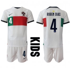 Portugal Ruben Dias #4 Replika Babytøj Udebanesæt Børn VM 2022 Kortærmet (+ Korte bukser)